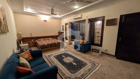 HOUSE FOR SALE SECTOR E 11 4 SIZE 10 MARLA TRIPLE STORY RESENABLE PRICE