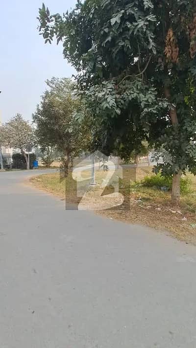 ڈی ایچ اے 9 ٹاؤن - بلاک ای ڈی ایچ اے 9 ٹاؤن,ڈی ایچ اے ڈیفینس,لاہور میں 5 مرلہ رہائشی پلاٹ 1.05 کروڑ میں برائے فروخت۔