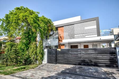 10 Marla Investors Should sale This House Located Ideally In Formanites Housing Scheme