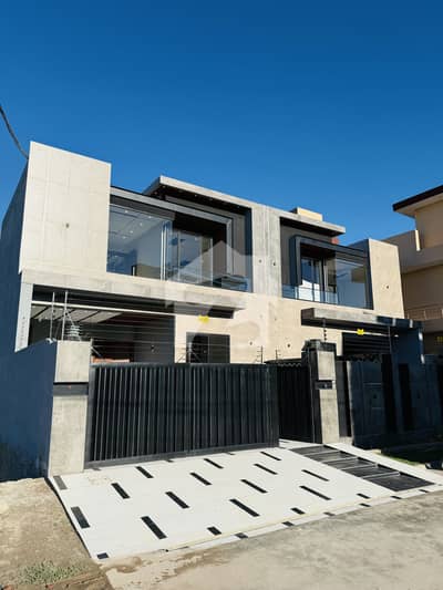 EXTRAORDINARY HOUSE FOR SALE IN MODEL TOWN CLOSE TO MAIN AVENUE