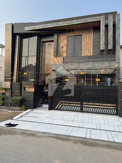 10 Marla Fully Ultra Modern And Luxurious House For Sale Royal Orchard, Multan  Discover The Perfect Blend Of Modern Living And Serene Surroundings With This Beautifully Designed 10 Marla House Located On  Near To Park