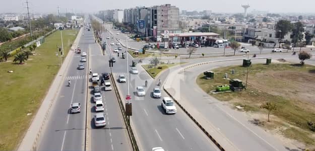ڈی ایچ اے فیز 6 - بلاک بی فیز 6,ڈیفنس (ڈی ایچ اے),لاہور میں 1 کنال رہائشی پلاٹ 5.6 کروڑ میں برائے فروخت۔