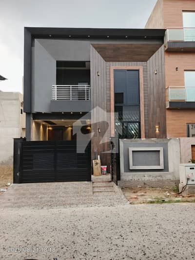 Brand New Prime Location 5 Marla House For Sale In Beautiful Park View City