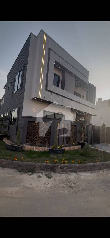 6.5 MARLA CORNER PRIME LOCATIOUN HOUSE