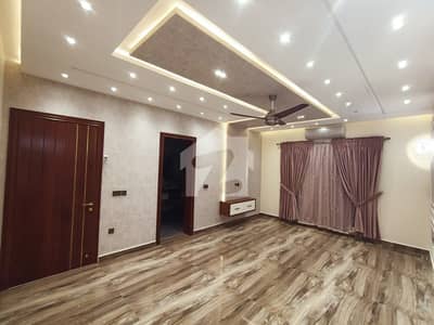 1 KANAL BEAUTIFUL HOUSE AVAILABLE FOR SALE IN A VERY HOT LOCATION IN PUNJAB COOP HOUSING SOCIETY