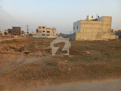 ڈی ایچ اے فیز 10 ڈیفنس (ڈی ایچ اے),لاہور میں 4 مرلہ کمرشل پلاٹ 1.4 کروڑ میں برائے فروخت۔