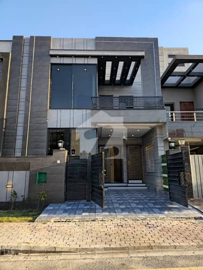 OWNER BUILD HOUSE A+ CONSTRUCTION MODERN STYLE 5 MARLA FOR SALE IN THE HEART OF BAHRIA TOWN LAHORE