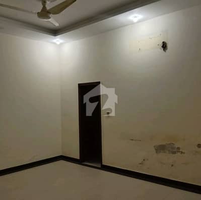 جوہر ٹاؤن لاہور میں 5 کمروں کا 10 مرلہ مکان 4.5 کروڑ میں برائے فروخت۔