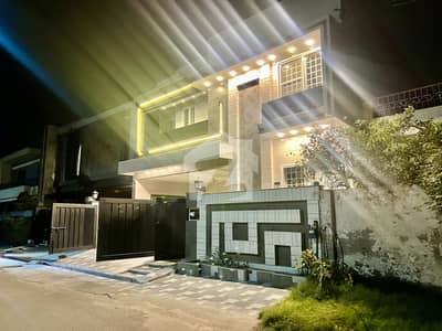 جوہر ٹاؤن لاہور میں 6 کمروں کا 12 مرلہ مکان 7.25 کروڑ میں برائے فروخت۔