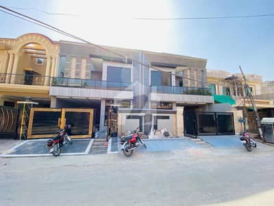 جوہر ٹاؤن لاہور میں 5 کمروں کا 10 مرلہ مکان 5.3 کروڑ میں برائے فروخت۔