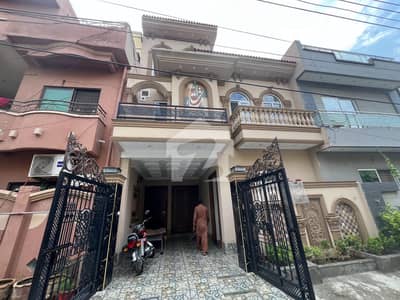 جوہر ٹاؤن فیز 2 جوہر ٹاؤن,لاہور میں 5 کمروں کا 5 مرلہ مکان 3.35 کروڑ میں برائے فروخت۔