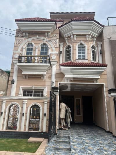 جوہر ٹاؤن فیز 2 جوہر ٹاؤن,لاہور میں 5 کمروں کا 5 مرلہ مکان 3.45 کروڑ میں برائے فروخت۔
