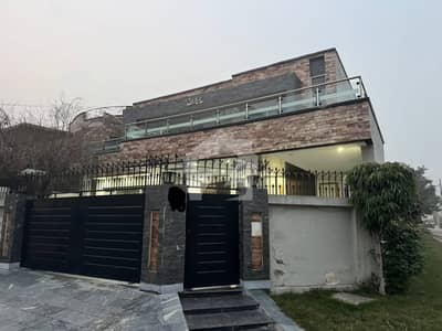 جوہر ٹاؤن لاہور میں 5 کمروں کا 1 کنال مکان 7.0 کروڑ میں برائے فروخت۔