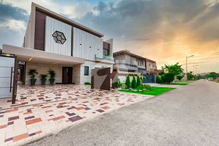 D H A Lahore 1 Kanal Brand New Mazhar Munir Design House With 100% Original Pics Available For Rent