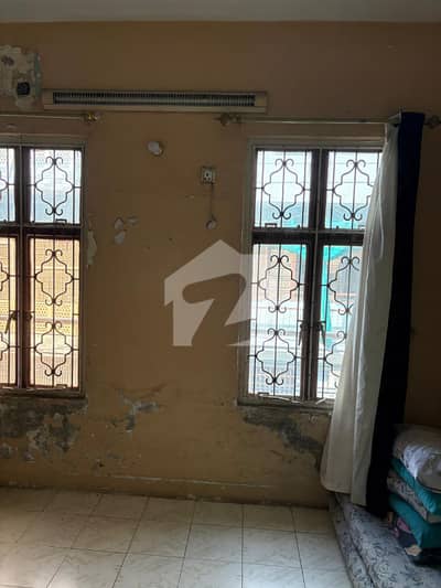 علامہ اقبال ٹاؤن لاہور میں 2 کمروں کا 10 مرلہ مکان 3.5 کروڑ میں برائے فروخت۔
