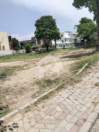 BEST LOCATION ONE KANAL SOLID LAND PLOT AVAIL FOR SALE