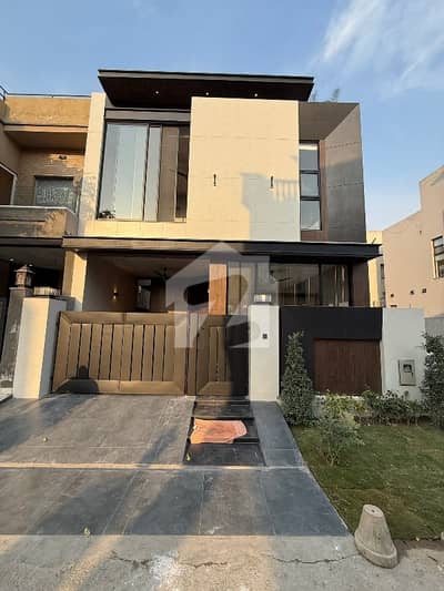 Park Facing 5 Marla House Available for Rent in Khayaban-e-Amin