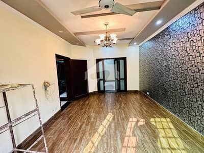 10 MARLA FIRST FLOOR LIKE NEW FOR RENT