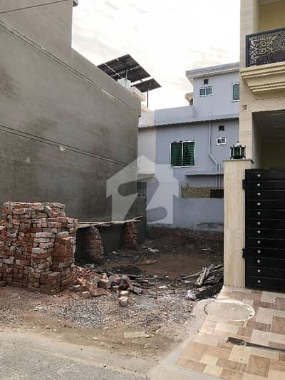 Platinum Block 5M Resident Plot Available For Sale At Prime Location Near To Park Nd Mosque. .