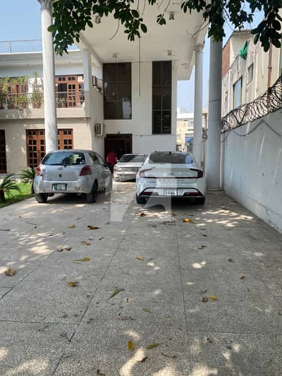 FOR RENT | 2.5 KANAL | 2 BEDROOM + ATTACH BATH | HUGE GARRAGE | STORAGE ROOM