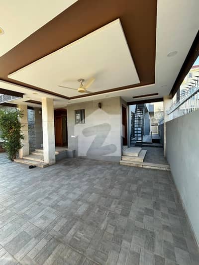1 Kanal Beautiful Corner House With Lawn Available For Rent