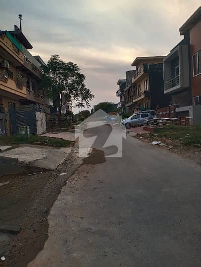 ڈی ۔ 12 اسلام آباد میں 4 مرلہ رہائشی پلاٹ 2.7 کروڑ میں برائے فروخت۔