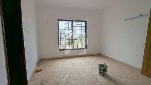 340 Square Yards Main Road Villa For Rent