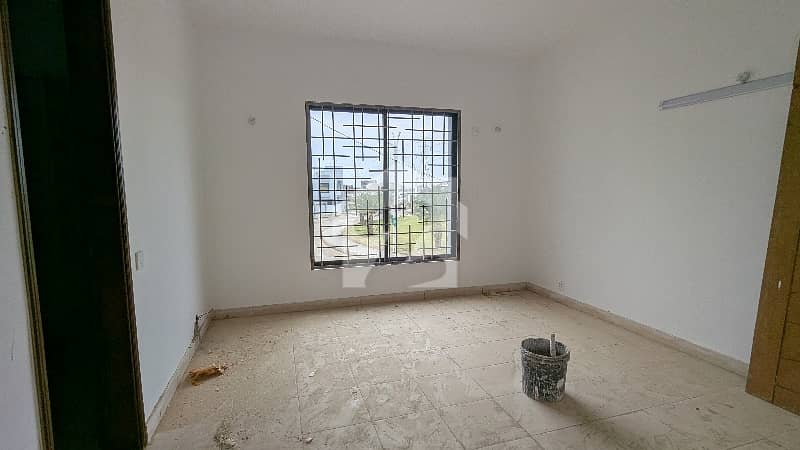 340 Square Yards Main Road Villa For Rent 340 Square Yards Main Road Villa For Rent