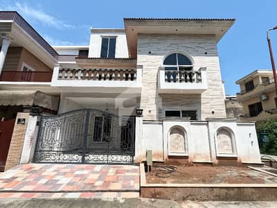جی ۔ 11/2 جی ۔ 11,اسلام آباد میں 5 کمروں کا 8 مرلہ مکان 8.75 کروڑ میں برائے فروخت۔