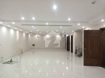 ڈی ایچ اے فیز 8 ڈیفنس (ڈی ایچ اے),لاہور میں 8 مرلہ Studio دفتر 1.1 لاکھ میں کرایہ پر دستیاب ہے۔