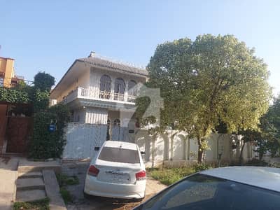 F-10/3 Beautiful Location House Urgent Sale