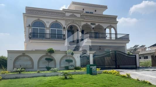 جی ۔ 13 اسلام آباد میں 8 کمروں کا 1 کنال مکان 16.0 کروڑ میں برائے فروخت۔