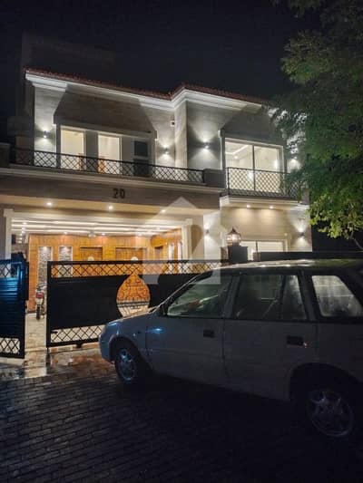 بحریہ انکلیو بحریہ ٹاؤن,اسلام آباد میں 5 کمروں کا 10 مرلہ مکان 5.5 کروڑ میں برائے فروخت۔