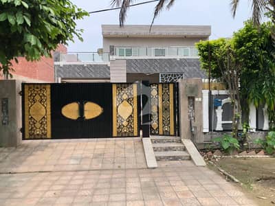 One Kanal Used Modern Design 6-Bedroom Double Unit Bungalow For Sale At Prime Location Of DHA Lahore Near To Park Masjid & Commercial Market.