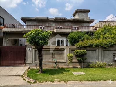 One Kanal Used Modern Design 4-Bedroom Bungalow For Sale At Prime Location Of DHA Lahore Near To Park Masjid & Commercial Market