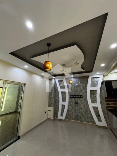 3 Bed DDL 125sq Yard Villa FOR SALE At ALI BLOCK All Amenities Nearby Including MOSQUE, General Store & Parks