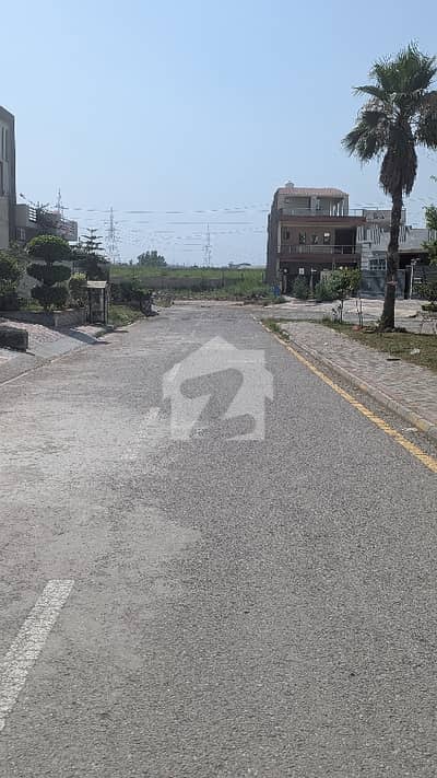کیپیٹل انکلیو اسلام آباد میں 12 مرلہ رہائشی پلاٹ 2.5 کروڑ میں برائے فروخت۔