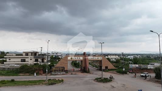 585 Sqyards Corner + Boulevard Plot Available For Sale