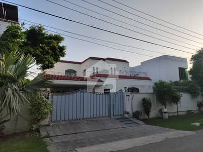 ڈی ایچ اے فیز 1 - بلاک ایل فیز 1,ڈیفنس (ڈی ایچ اے),لاہور میں 5 کمروں کا 16 مرلہ مکان 5.25 کروڑ میں برائے فروخت۔