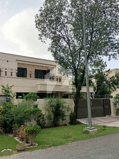 ڈی ایچ اے فیز 2 - بلاک ایس فیز 2,ڈیفنس (ڈی ایچ اے),لاہور میں 4 کمروں کا 10 مرلہ مکان 3.95 کروڑ میں برائے فروخت۔