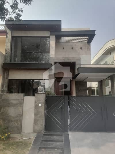ڈی ایچ اے فیز 8 سابقہ ایئر ایوینیو ڈی ایچ اے فیز 8,ڈی ایچ اے ڈیفینس,لاہور میں 4 کمروں کا 10 مرلہ مکان 7.05 کروڑ میں برائے فروخت۔