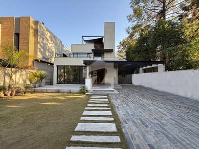 Ultra-Modern Luxurious House with Pool