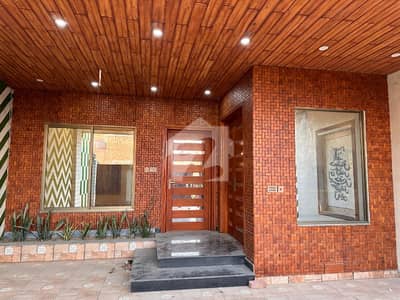 خیابانِ گارڈنز فیصل آباد میں 5 کمروں کا 11 مرلہ مکان 4.75 کروڑ میں برائے فروخت۔
