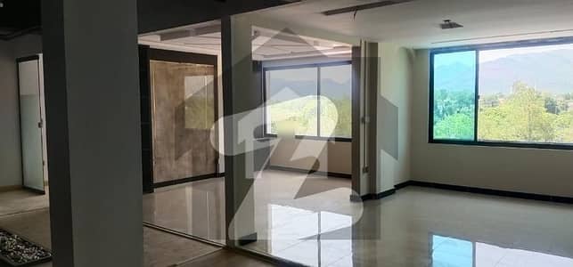 Unoccupied Office Of 3000 Square Feet Is Available For Rent In Blue Area