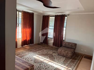 باڑیاں مری میں 9 کمروں کا 2 کنال مکان 8.0 کروڑ میں برائے فروخت۔