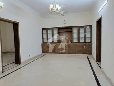 جی ۔ 10 اسلام آباد میں 6 کمروں کا 8 مرلہ مکان 4.5 لاکھ میں کرایہ پر دستیاب ہے۔