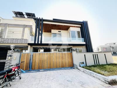 بحریہ ٹاؤن فیز 8 بحریہ ٹاؤن راولپنڈی,راولپنڈی میں 5 کمروں کا 10 مرلہ مکان 3.35 کروڑ میں برائے فروخت۔