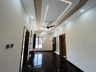 6.5 Marla Corner Luxury House For Sale With Beautiful Lawn