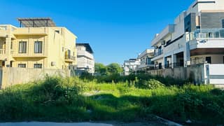 600 SQ. YARD CORNER WITH AT INVESTOR PRICE
