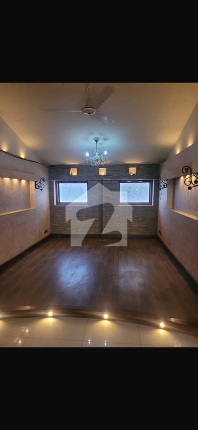 500 Yards Bungalow Available For Rent For Commercial Use